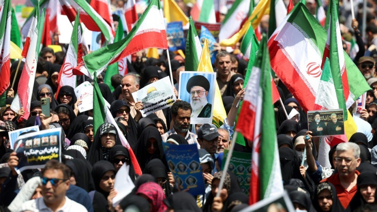 مظاهرات مليونية في الجمهورية الأسلامية الايرانية تندد بترامب المعتوه  تحمل شعار كلنا فداء للقائد